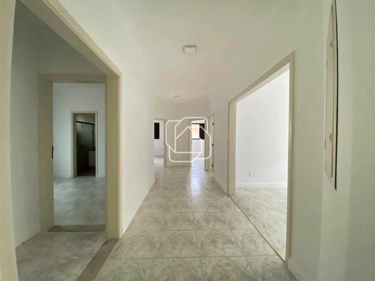 Casa para aluguel em Indaiatuba - SP - Vila Suíça: CORREDOR