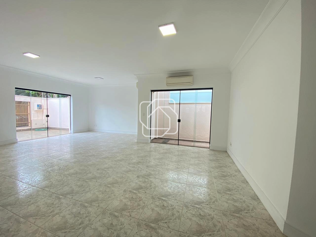 Casa para aluguel em Indaiatuba - SP - Vila Suíça: SALA