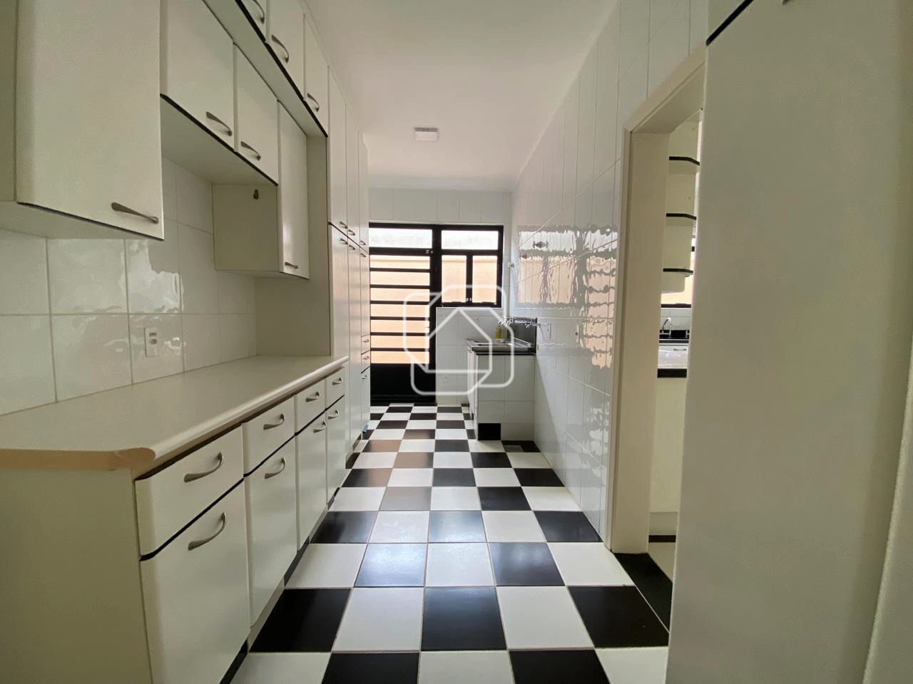Casa para aluguel em Indaiatuba - SP - Vila Suíça: LAVANDERIA