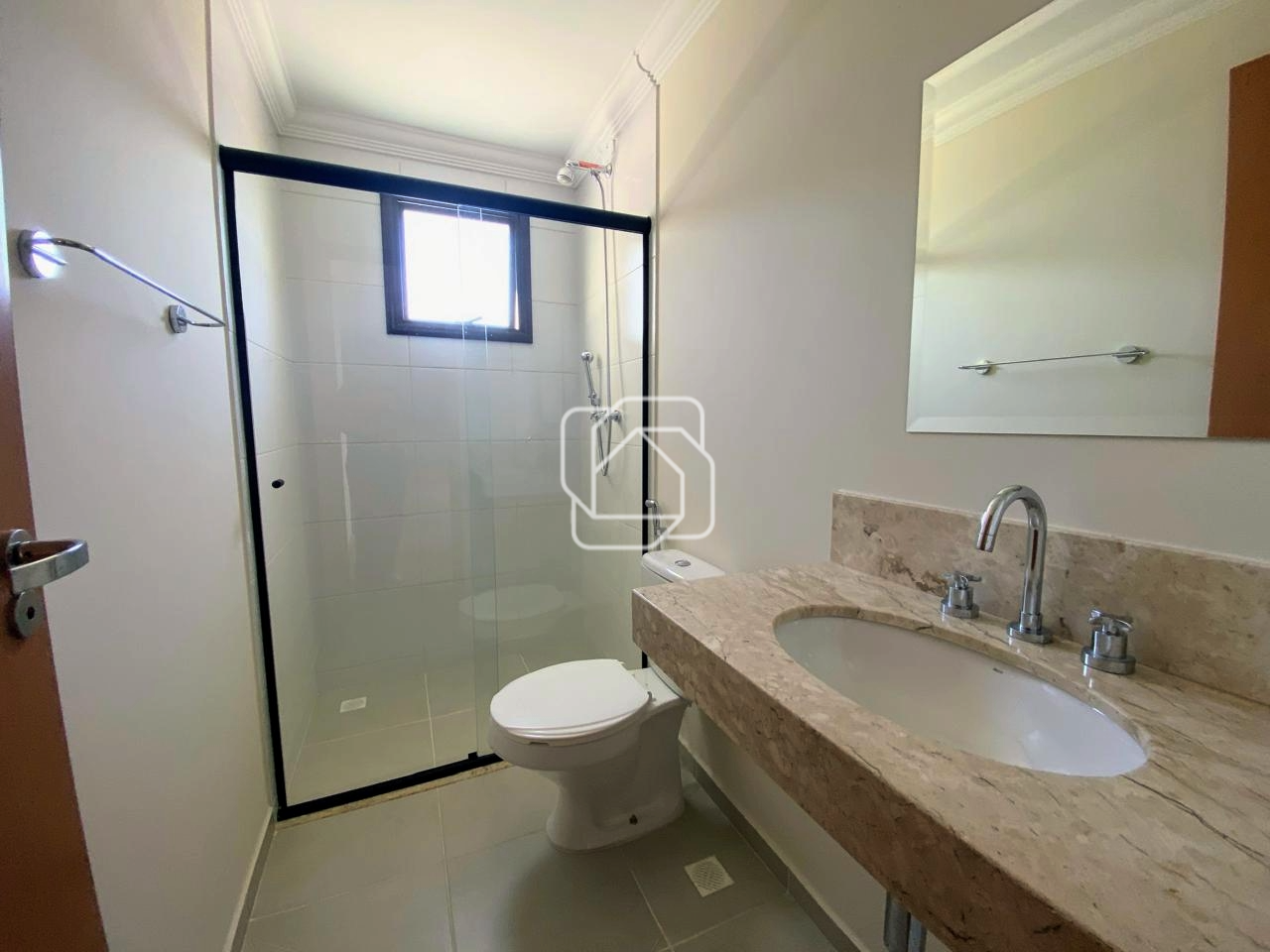 Casa para aluguel em Indaiatuba - SP - Vila Suíça: BANHEIRO