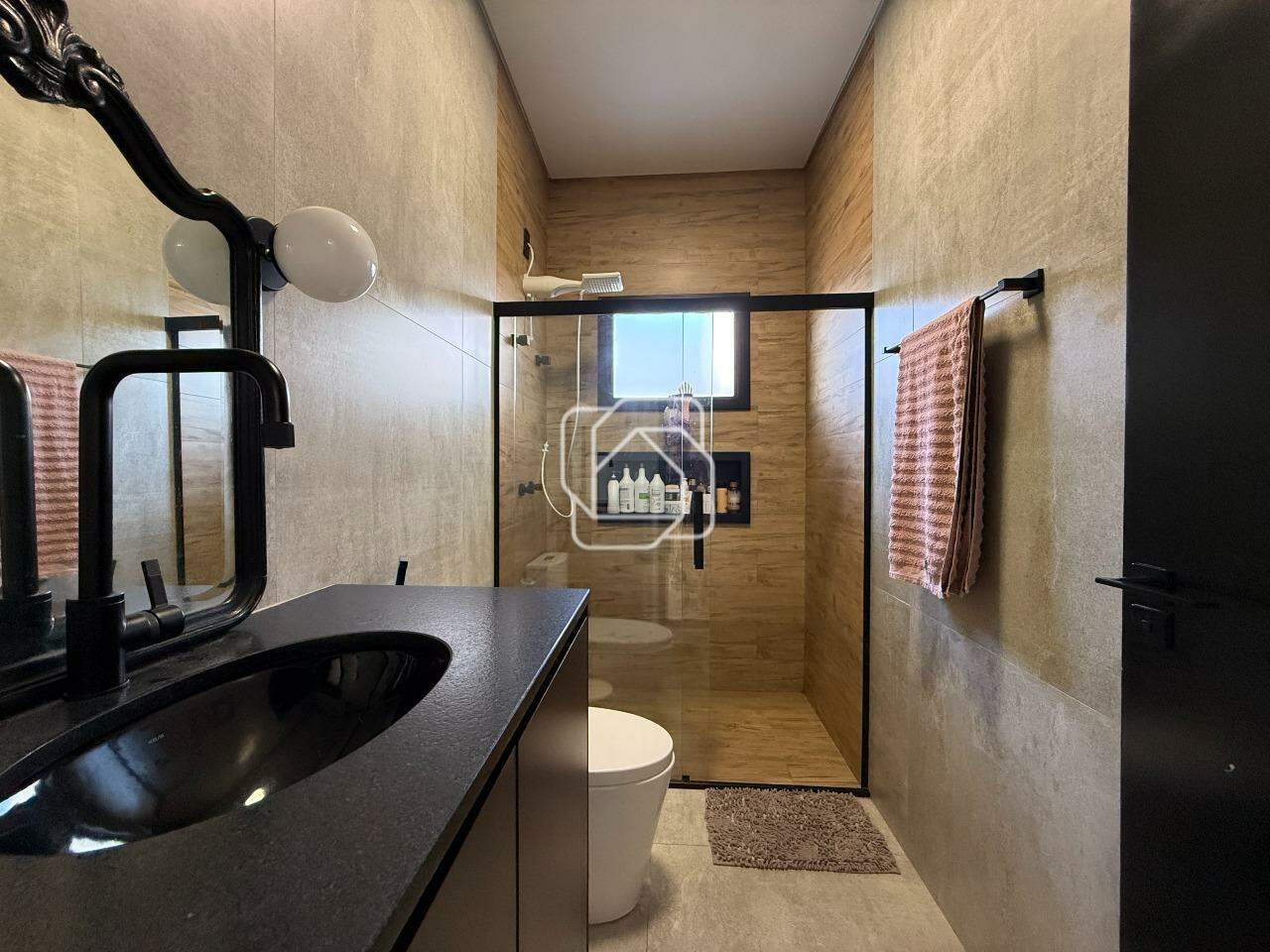 Casa de Condomínio à venda em Indaiatuba - SP - Jardins Di Roma: Banheiro