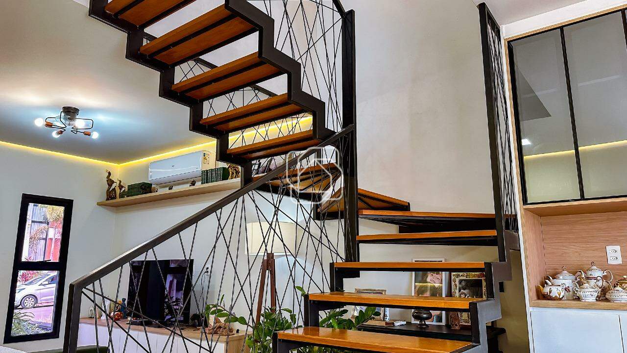 Casa de Condomínio à venda em Indaiatuba - SP - Jardins Di Roma: Escadas