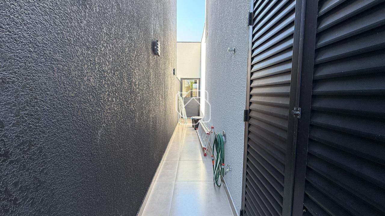 Casa de Condomínio à venda em Indaiatuba - SP - Jardim Residencial Viena: Corredor lateral