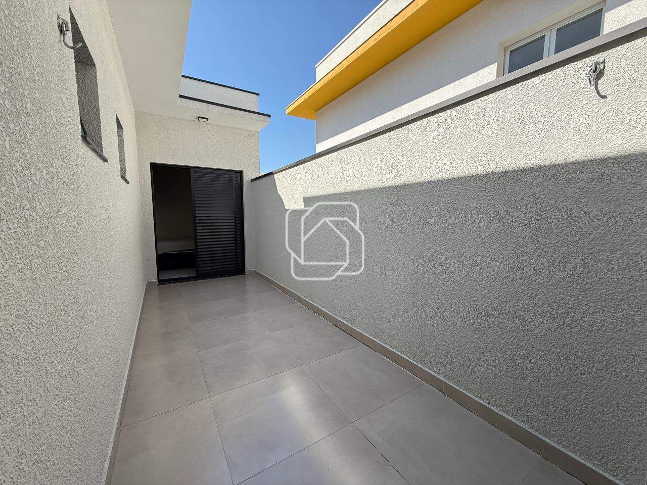 Casa de Condomínio à venda em Indaiatuba - SP - Jardim Residencial Viena: Corredor lateral
