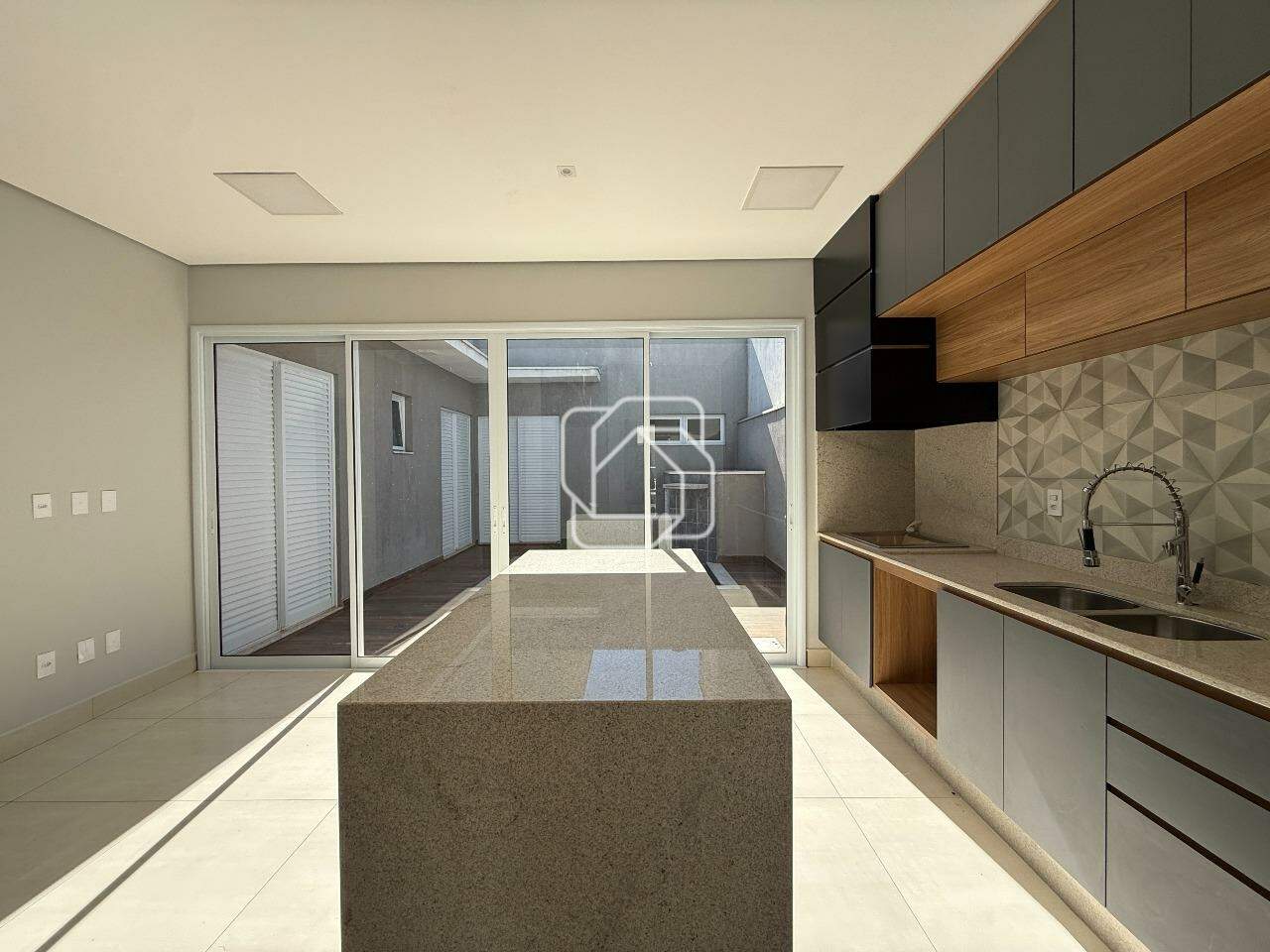 Casa de Condomínio à venda em Indaiatuba - SP - Jardim Residencial Viena: Cozinha integrada