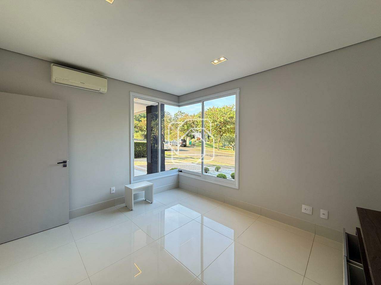 Casa de Condomínio à venda em Indaiatuba - SP - Jardim Residencial Santa Clara: Escritório/Sala de TV