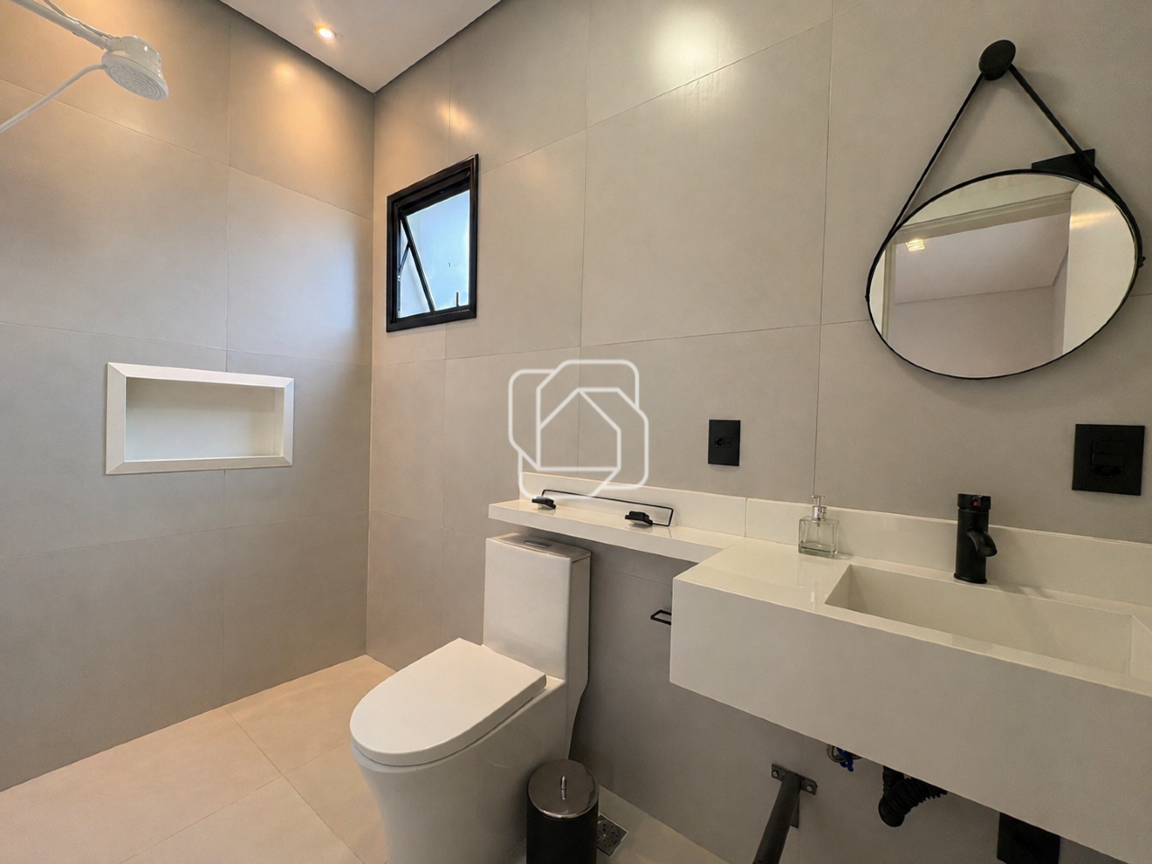 Casa de Condomínio à venda em Indaiatuba - SP - Jardim Laguna: Banheiro