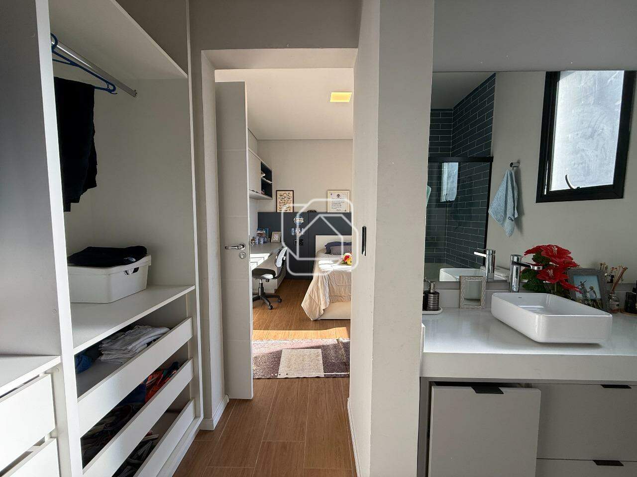 Casa de Condomínio à venda em Indaiatuba - SP - Parque Villa dos Pinheiros: banheiro e closet suite 1