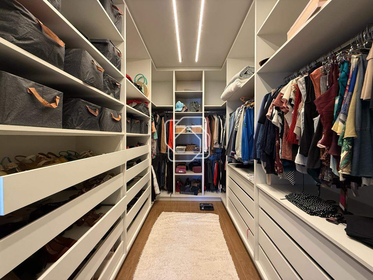 Casa de Condomínio à venda em Indaiatuba - SP - Parque Villa dos Pinheiros: closet suite master