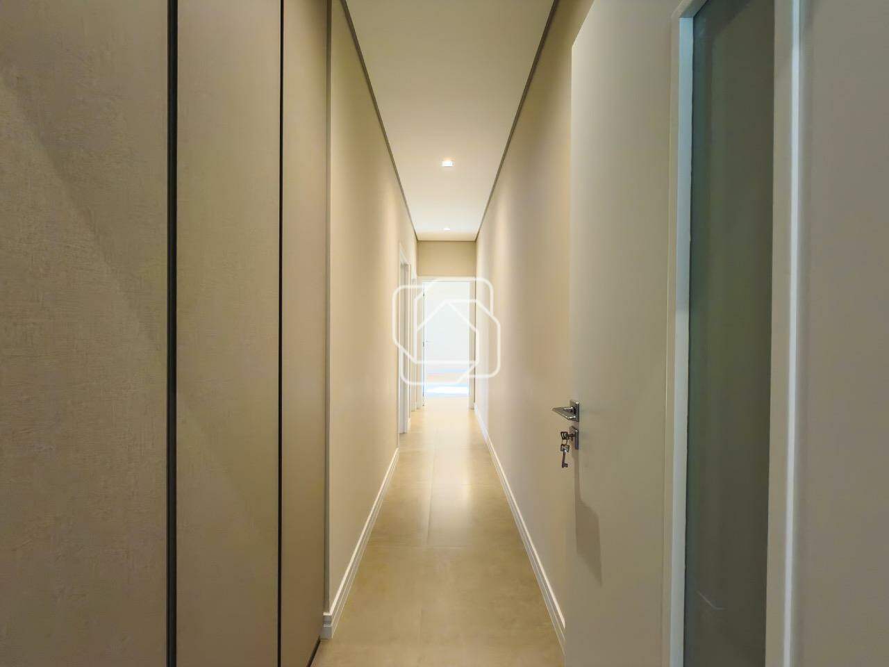 Casa de Condomínio à venda em Indaiatuba - SP - Residencial Evidências: Corredor com roupeiro