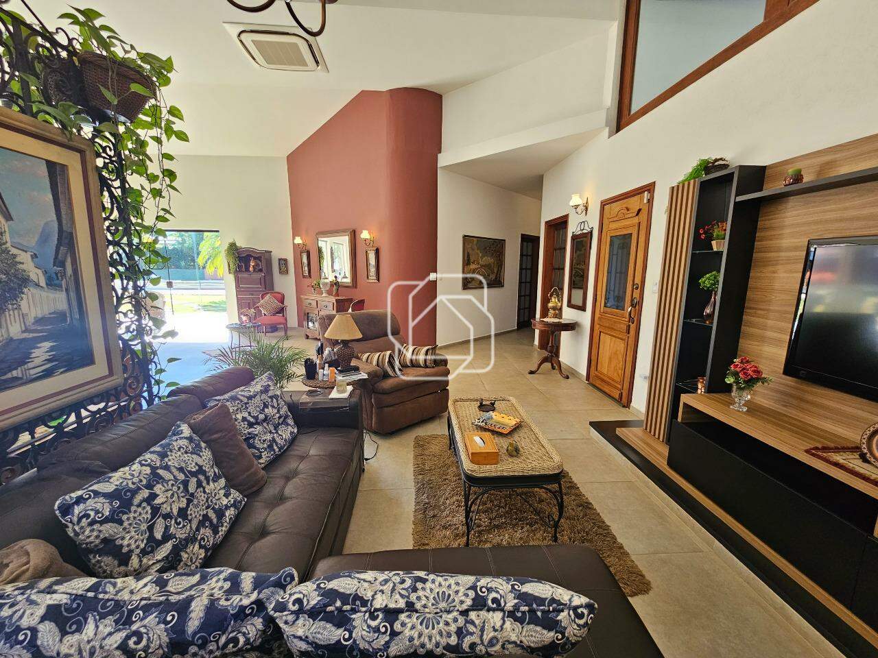 Casa de Condomínio à venda em Indaiatuba - SP - Vale das Laranjeiras: Sala de TV com lareira