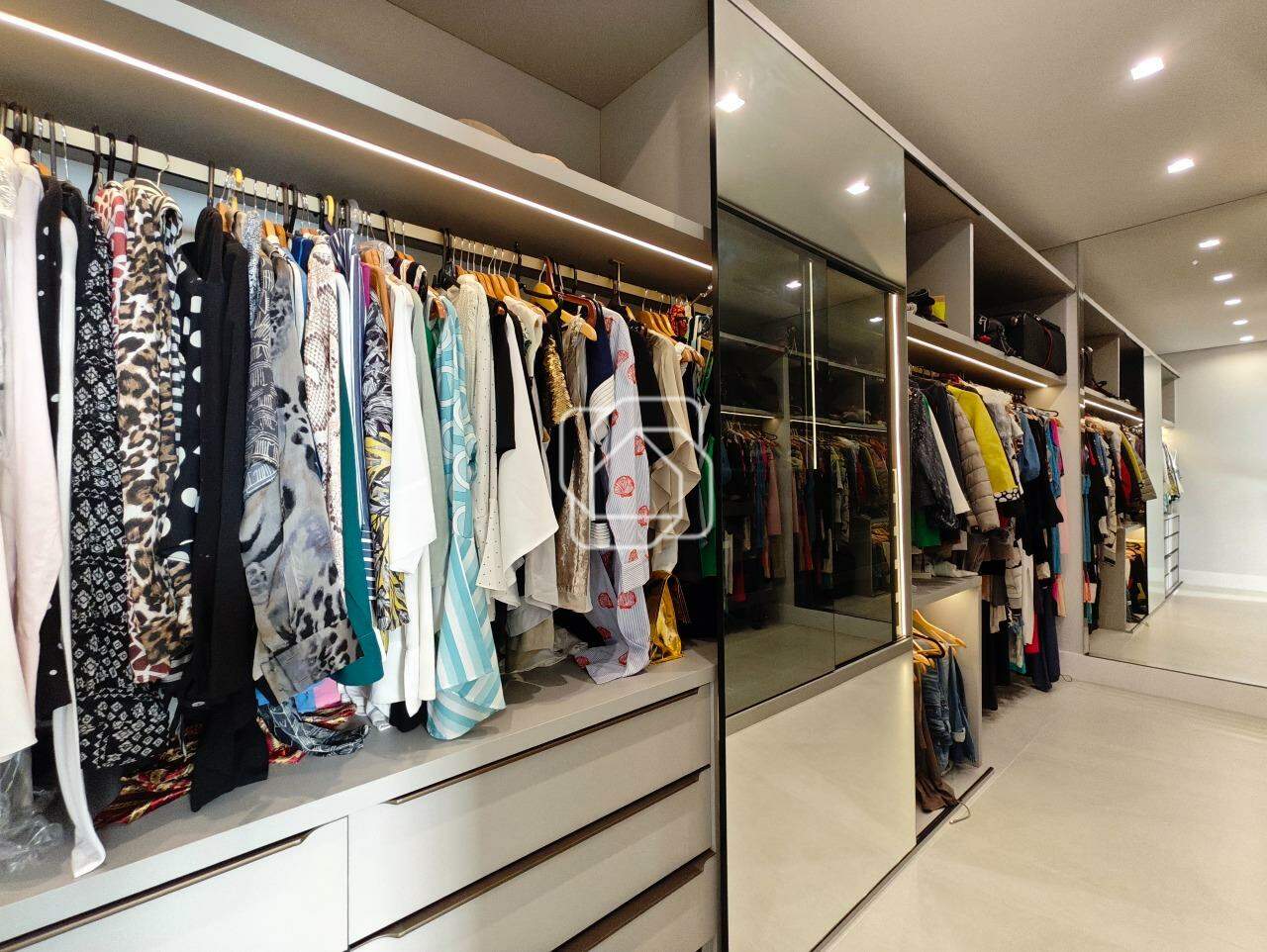 Casa de Condomínio à venda em Indaiatuba - SP - Jardins do Golfe Residencial Indaiatuba: Closet