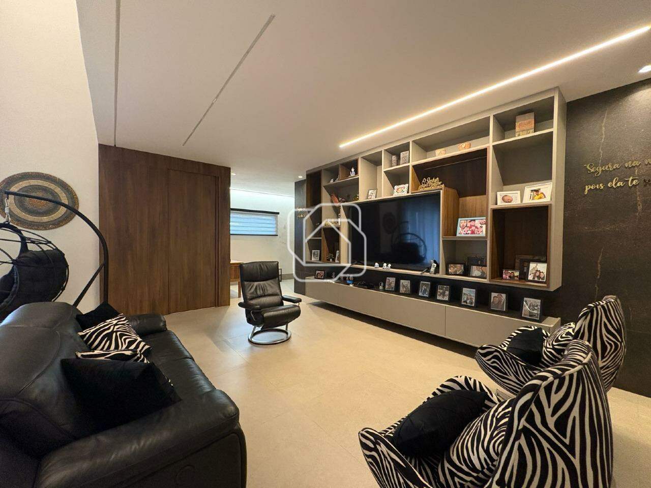 Casa de Condomínio para aluguel em Indaiatuba - SP - Residencial Duas Marias: Sala de estar
