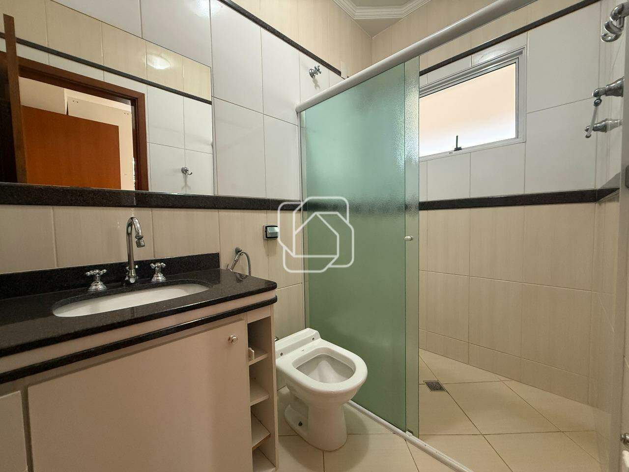 Casa de Condomínio à venda em Indaiatuba - SP - Jardim Villa Romana: Banheiro