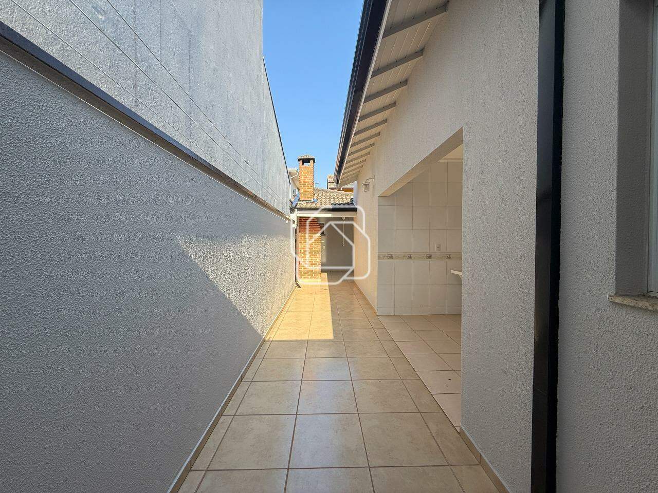 Casa de Condomínio à venda em Indaiatuba - SP - Jardim Villa Romana: Corredor lateral