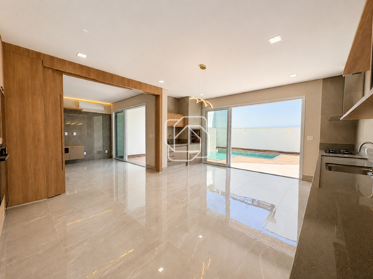 Casa de Condomínio para aluguel em Indaiatuba - SP - Jardim Residencial Dona Lucilla: Cozinha e Area Gourmet integrada