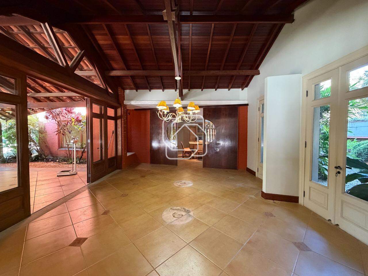 Casa de Condomínio à venda em Indaiatuba - SP - Helvetia Polo Country: Sala de estar