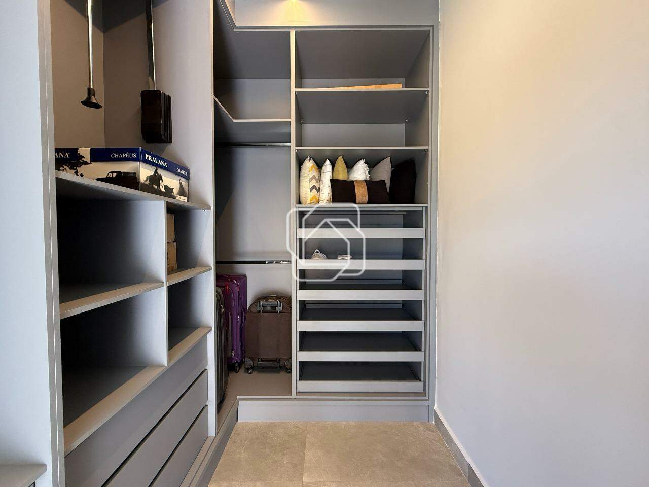 Casa de Condomínio à venda em Indaiatuba - SP - Parque Villa dos Pinheiros: Closet