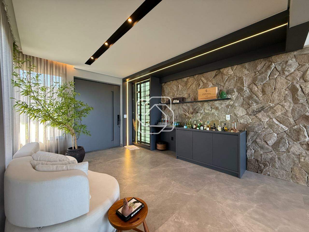 Casa de Condomínio à venda em Indaiatuba - SP - Parque Villa dos Pinheiros: Hall