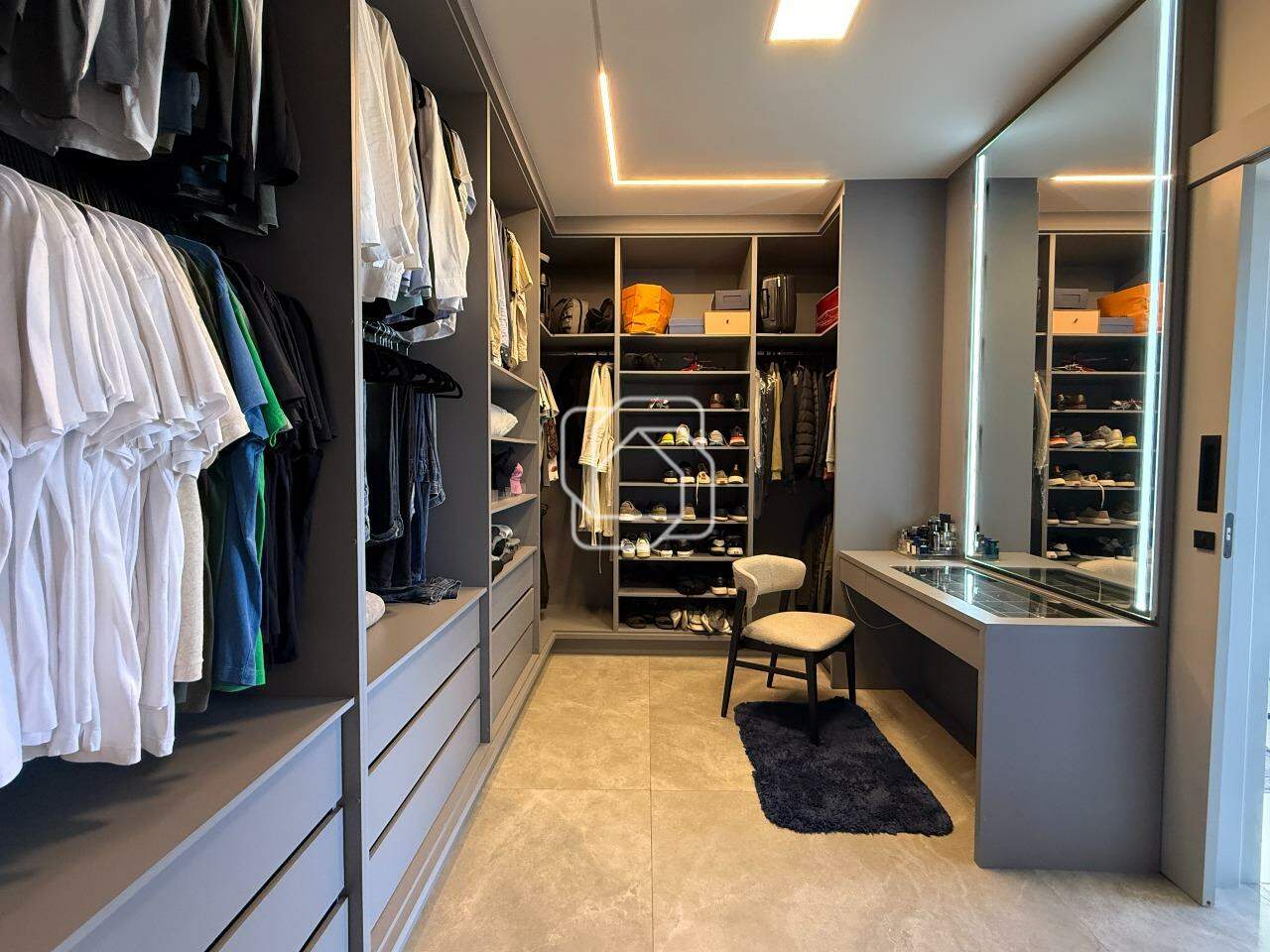 Casa de Condomínio à venda em Indaiatuba - SP - Parque Villa dos Pinheiros: Closet
