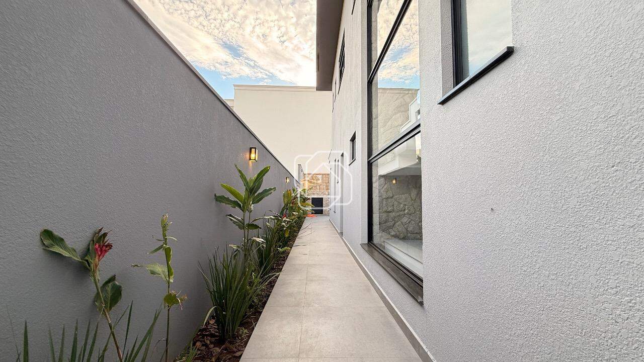 Casa de Condomínio à venda em Indaiatuba - SP - Jardim Villa Sapezal: Corredor lateral