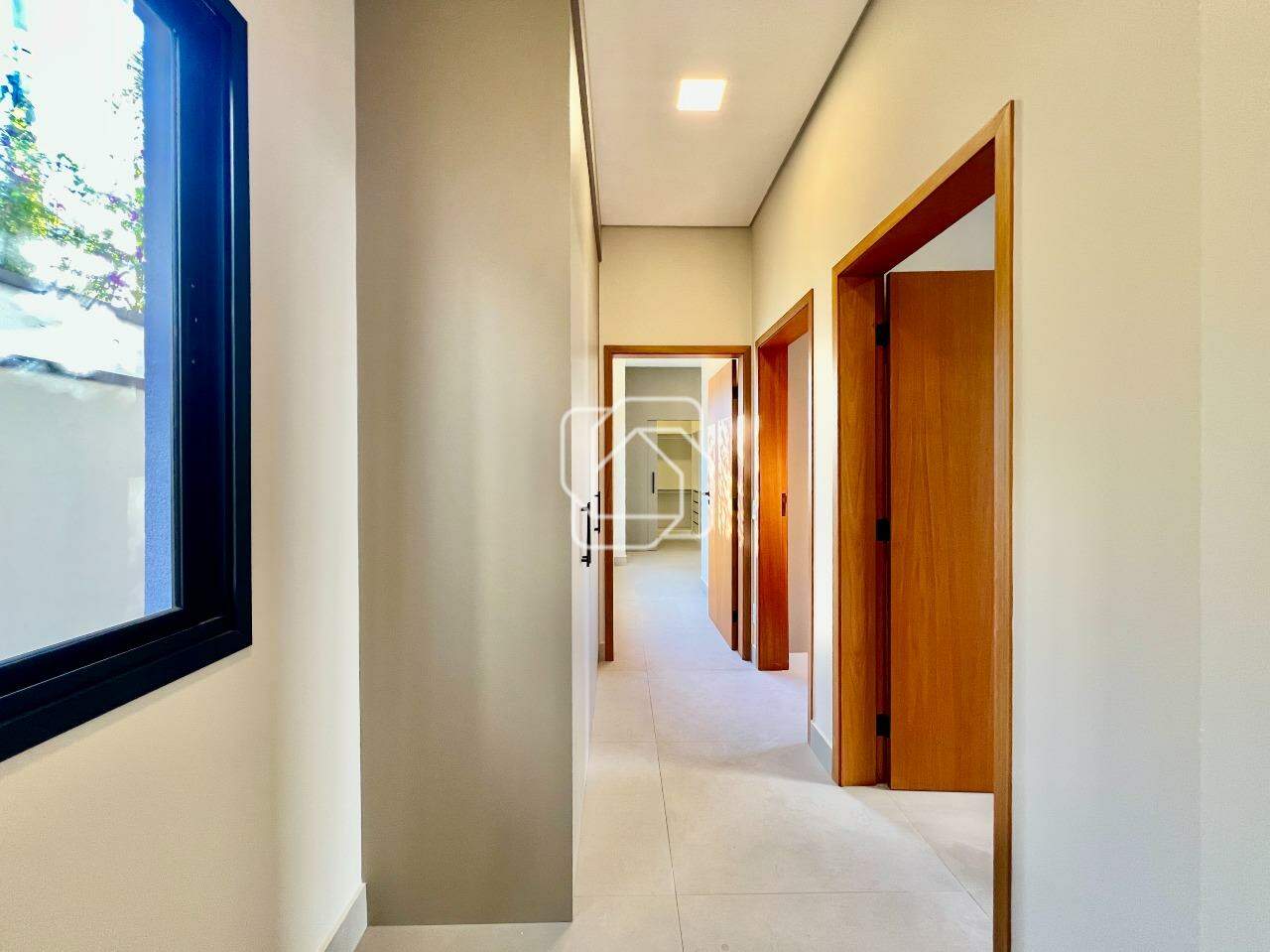 Casa de Condomínio à venda em Itu - SP - Residencial Parque Campos de Santo Antônio II: Corredor interno