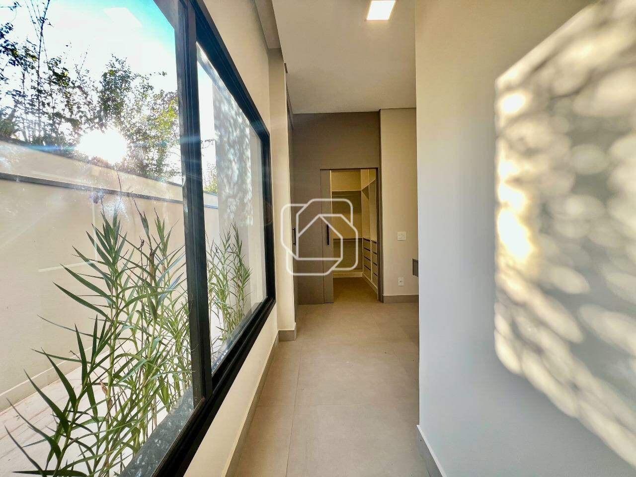 Casa de Condomínio à venda em Itu - SP - Residencial Parque Campos de Santo Antônio II: Corredor interno