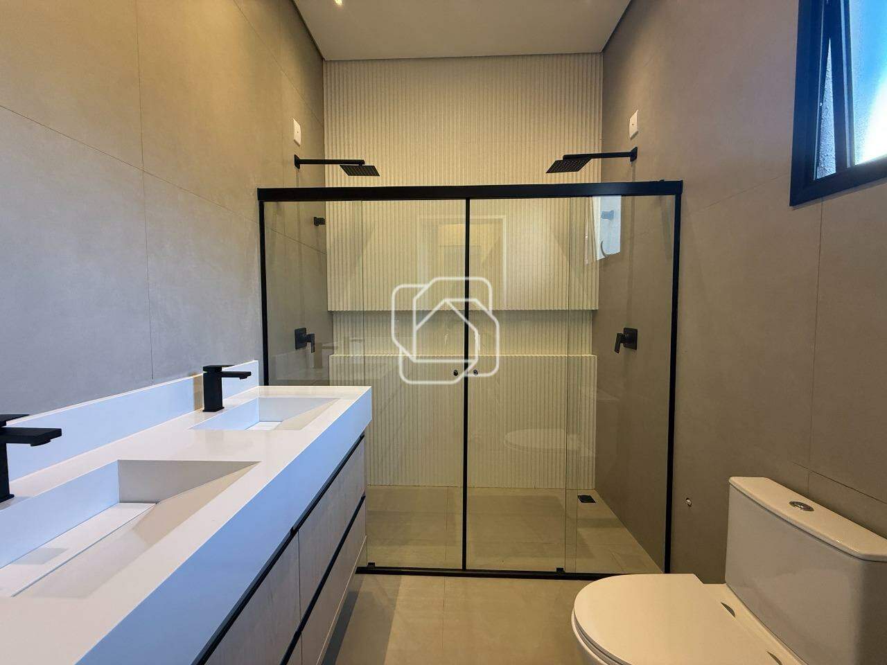 Casa de Condomínio à venda em Indaiatuba - SP - Residencial London Park: banherio suite master