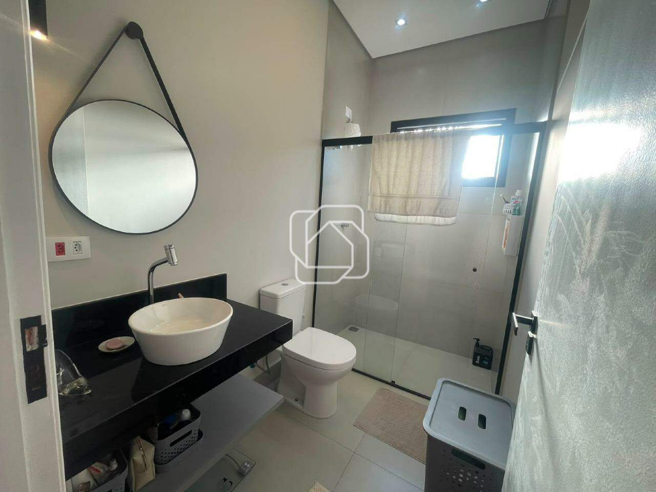 Casa de Condomínio à venda em Salto - SP - Reserva Central Parque: Banheiro