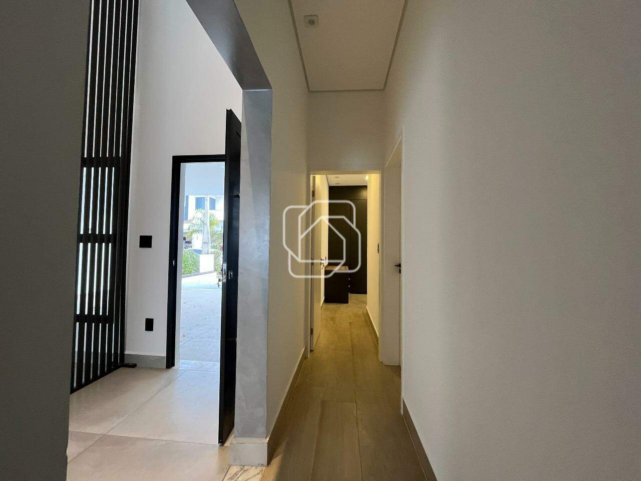 Casa à venda em Salto - SP - Residencial Central Parque: Corredor interno