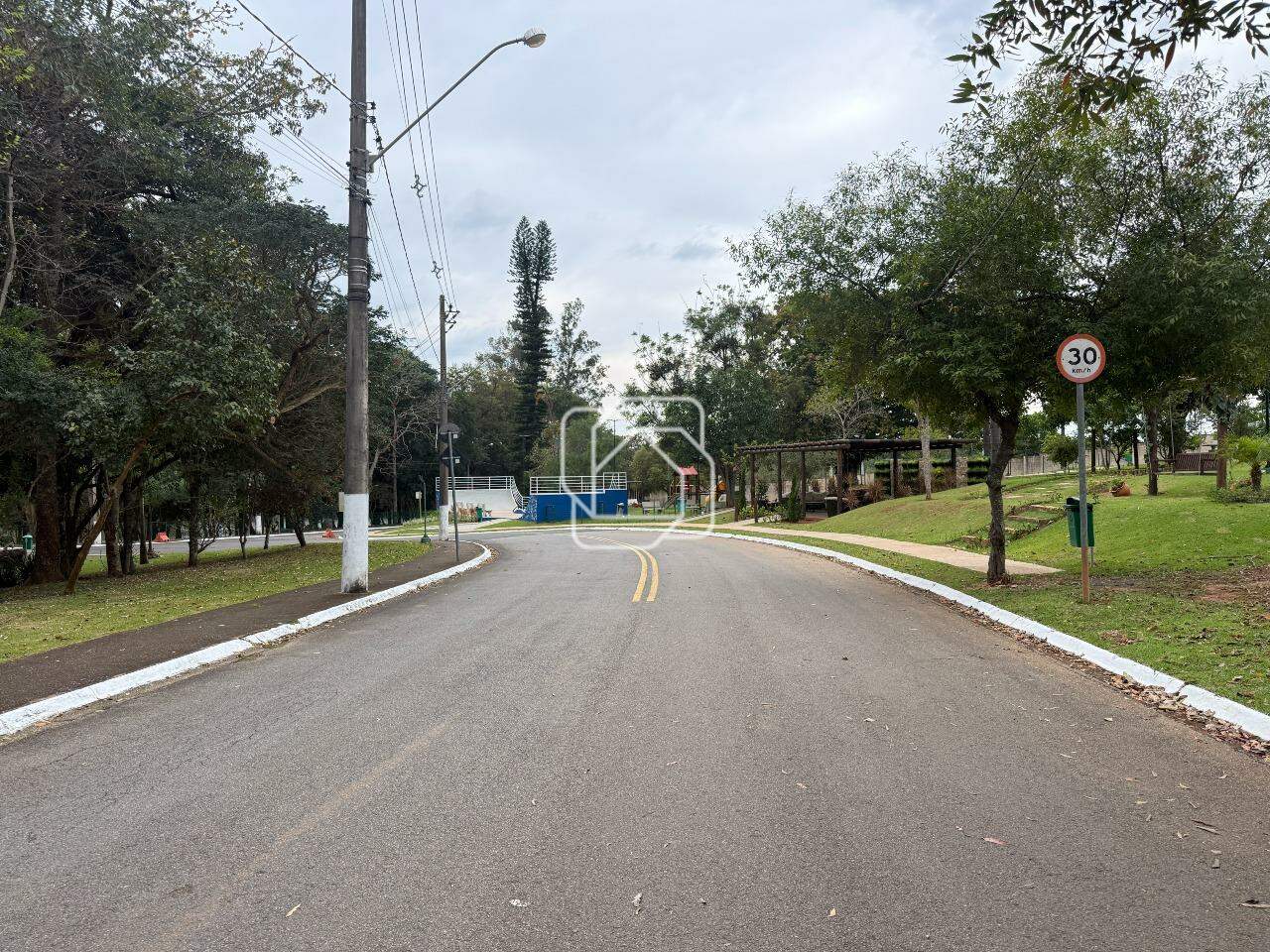 Terreno à venda em Indaiatuba - SP - Jardim dos Lagos: Rua do terreno
