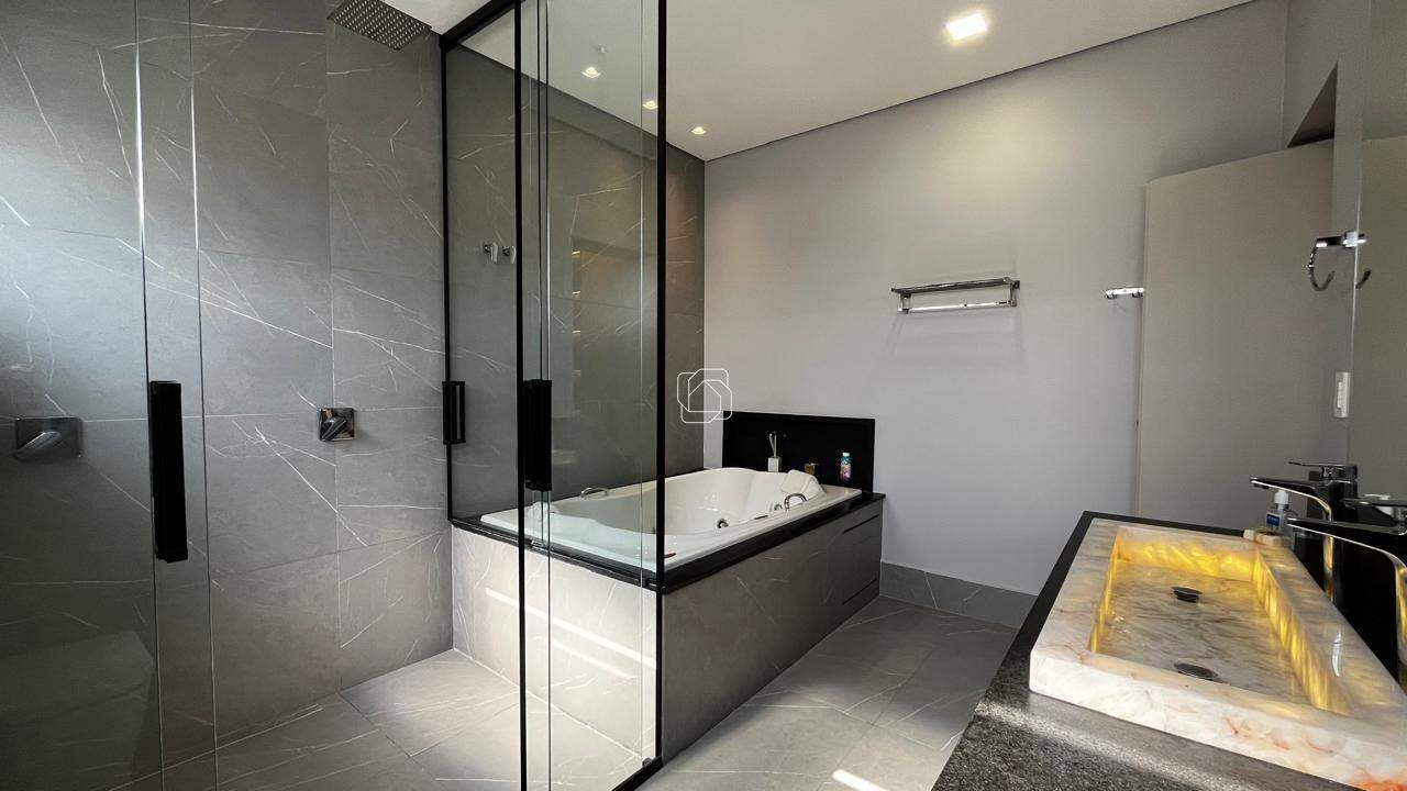Casa de Condomínio para aluguel em Salto - SP - Residencial Central Parque: Banheiro Suíte Master