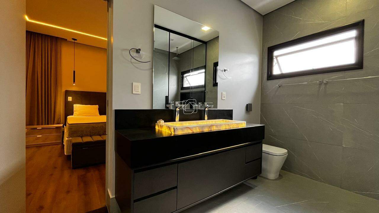 Casa de Condomínio para aluguel em Salto - SP - Residencial Central Parque: Banheiro Suíte Master