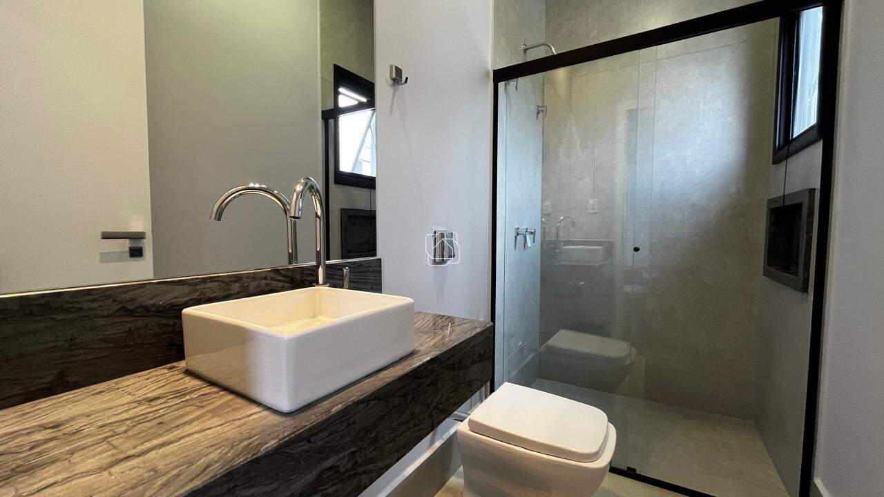 Casa de Condomínio para aluguel em Salto - SP - Residencial Central Parque: Banheiro Suíte