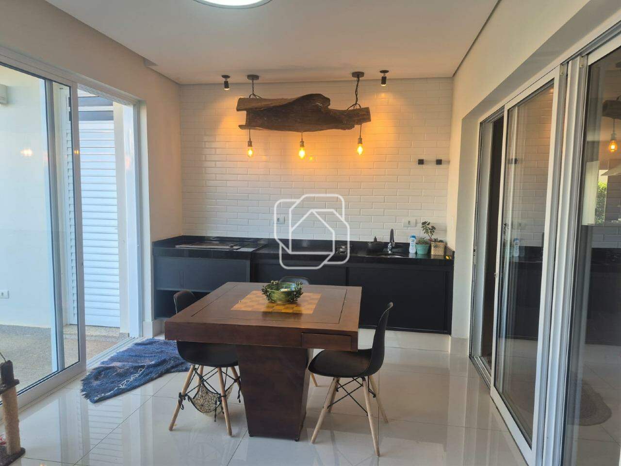 Casa de Condomínio à venda em Salto - SP - Terras de Mont Serrat: Sala de lareira 