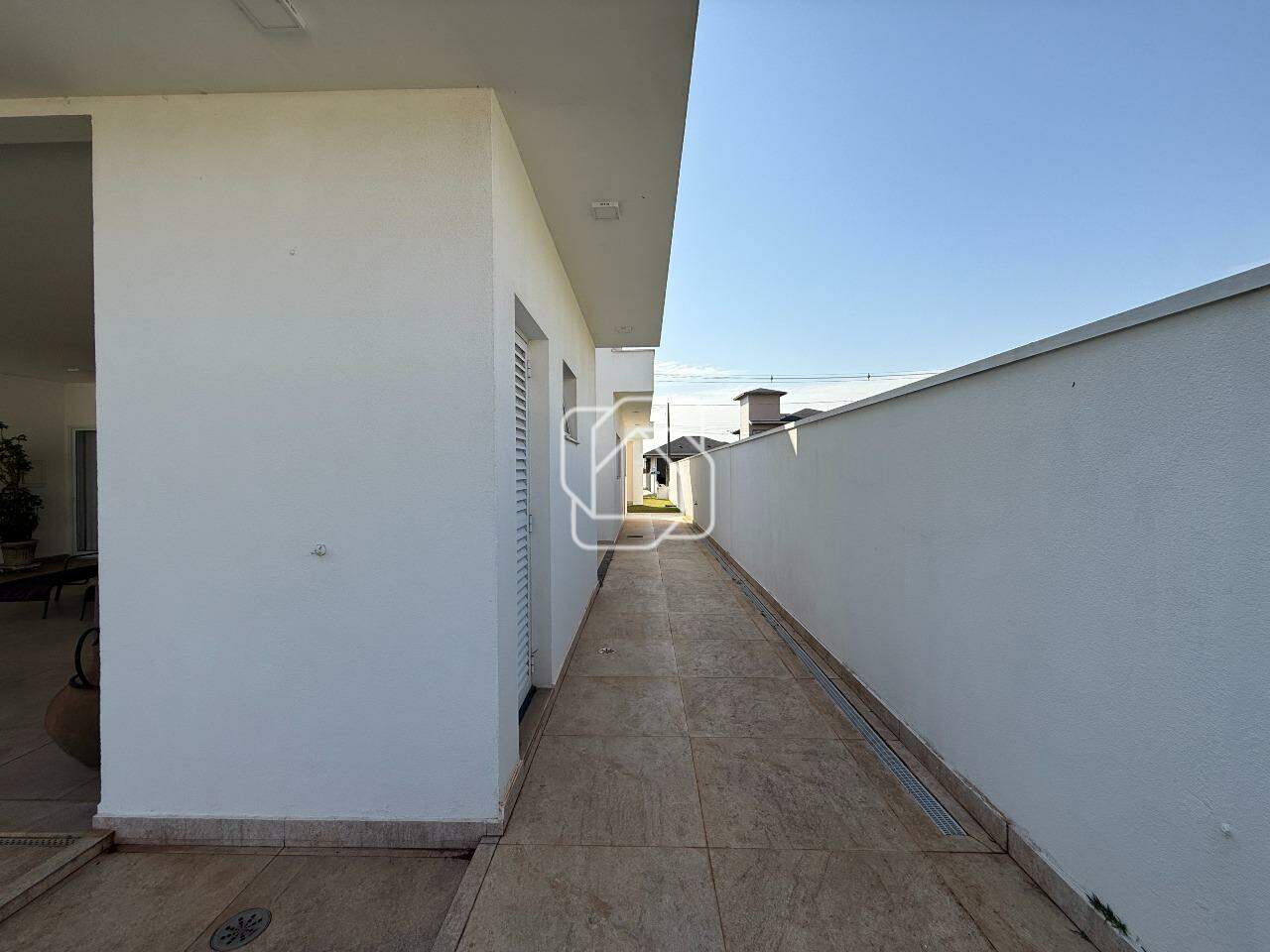 Casa de Condomínio à venda em Indaiatuba - SP - Jardim Quintas da Terracota: Corredor lateral