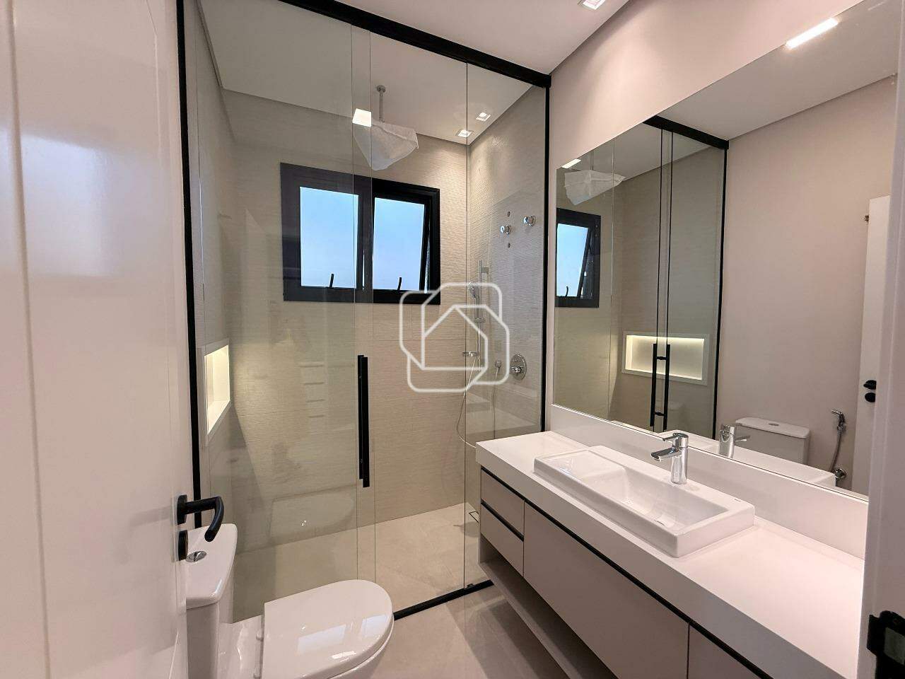 Casa de Condomínio à venda em Salto - SP - Residencial Lagos D’Icaraí: Banheiro 