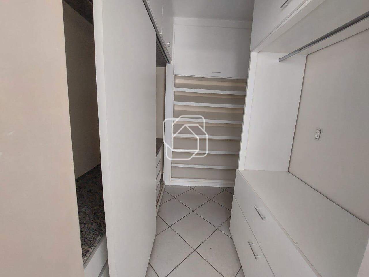 Casa de Condomínio à venda em Itu - SP - Parque Village Castelo: Closet