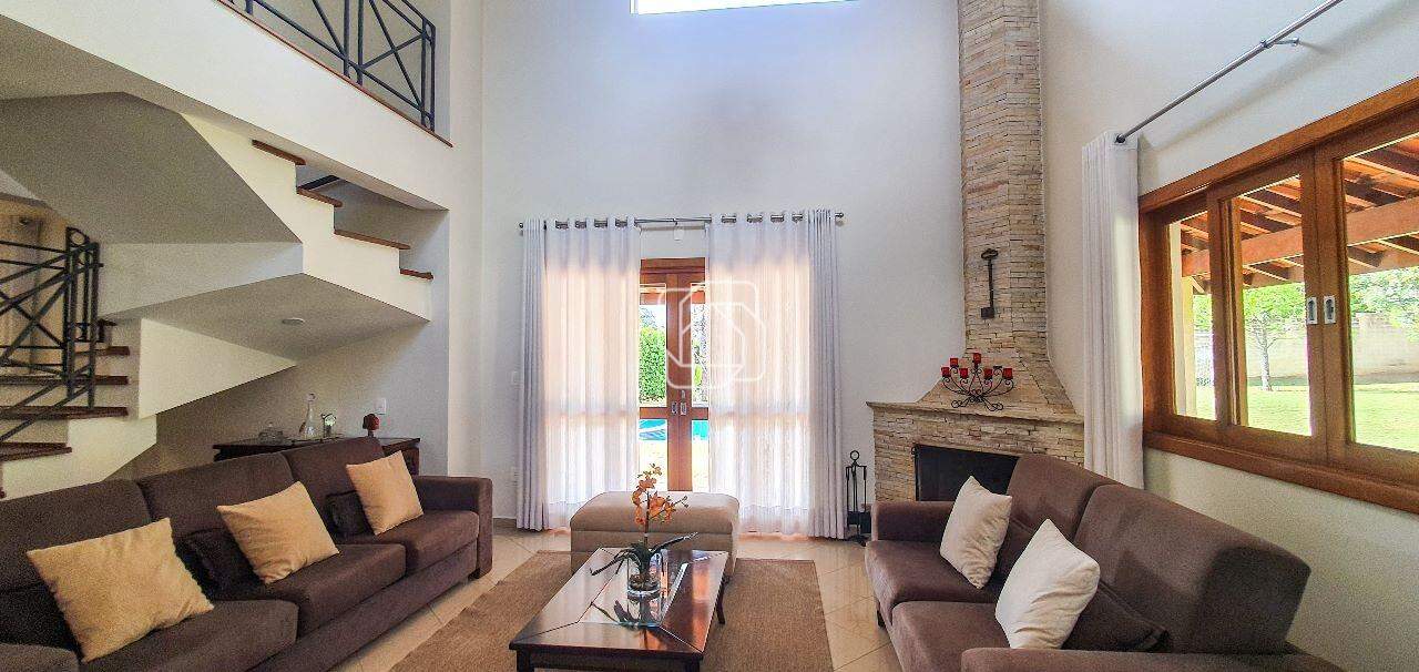 Casa de Condomínio para aluguel em Indaiatuba - SP - Vale das Laranjeiras: Sala de estar, lareira