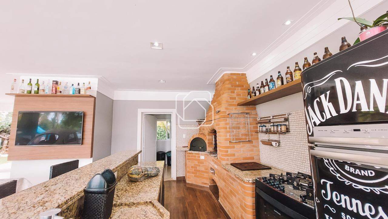 Casa de Condomínio para aluguel em Indaiatuba - SP - Lagos de Shanadu: Espaço gourmet com churrasqueira, forno de pizza e fogão a lenha