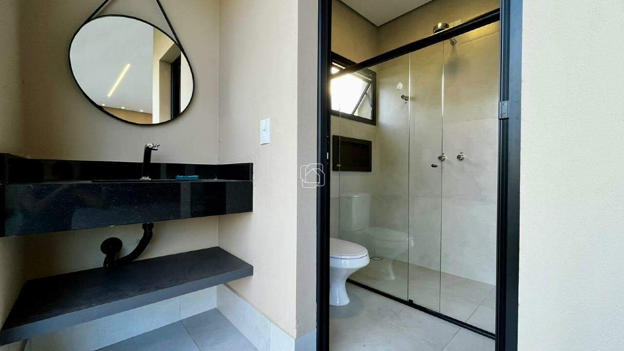 Casa de Condomínio para aluguel em Salto - SP - Reserva Central Parque: Banheiro Externo