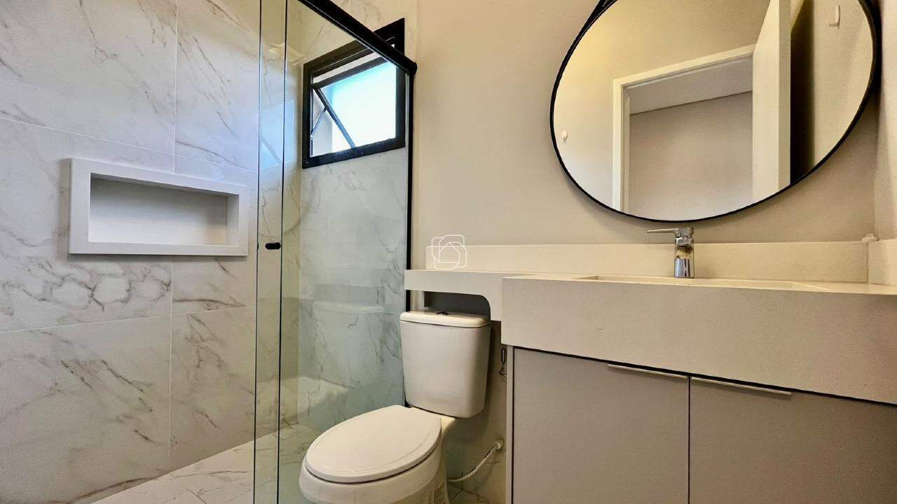 Casa de Condomínio para aluguel em Salto - SP - Reserva Central Parque: Banheiro Suíte 1