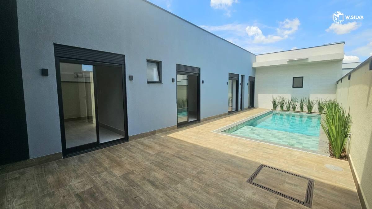 Casa em Condomínio à venda no Residencial Evidências: Quintal com piscina