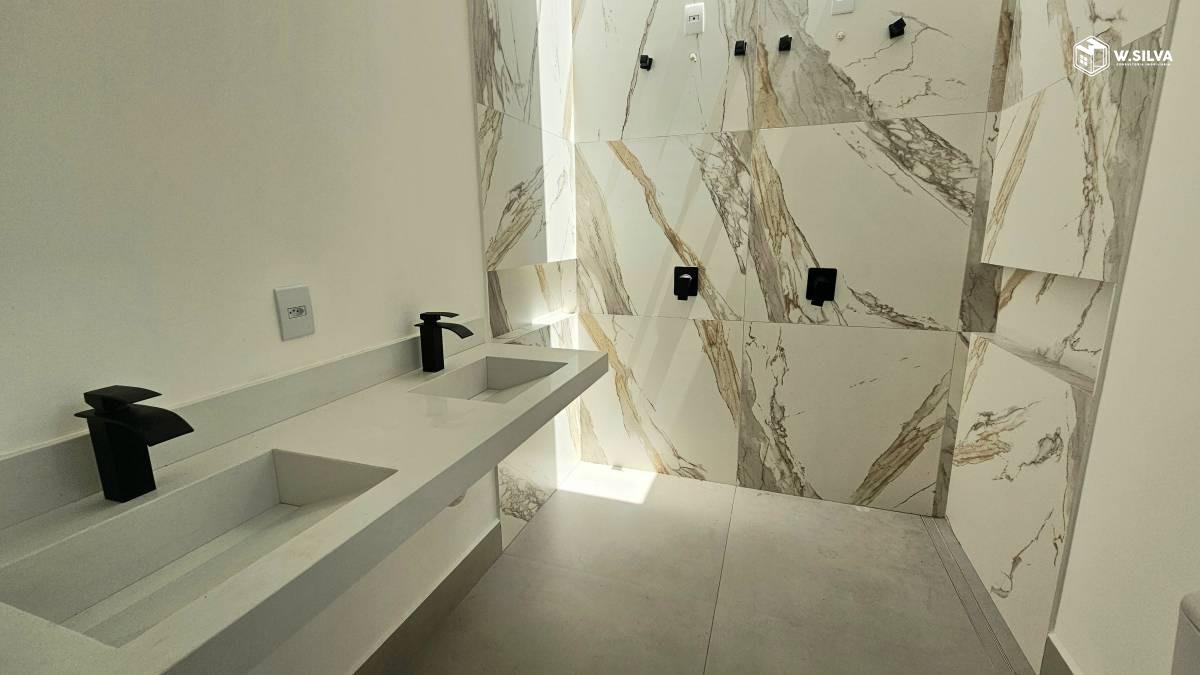 Casa em Condomínio à venda no Residencial Evidências: Banheiro suíte