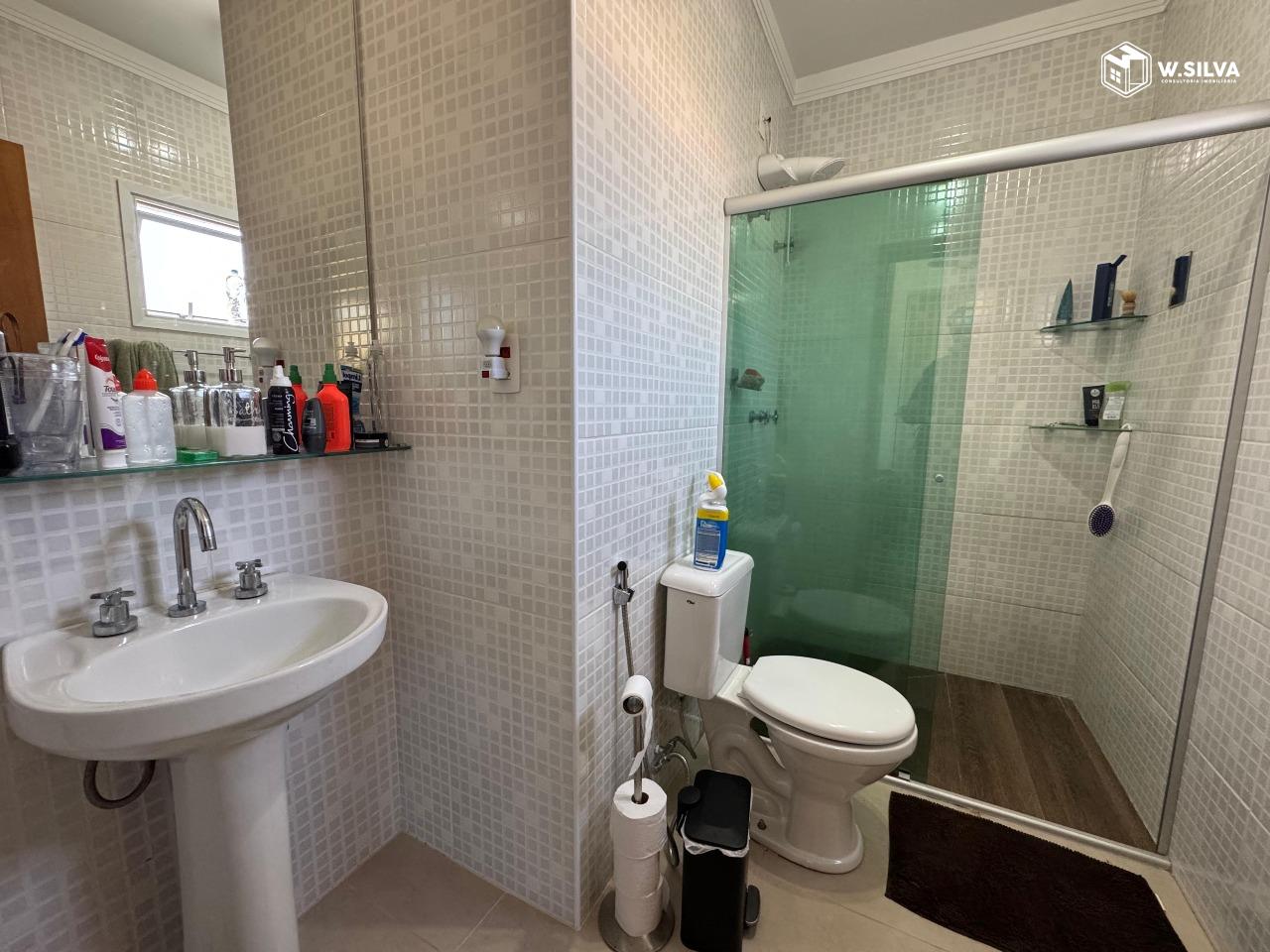 Casa em Condomínio à venda no Condomínio Parque dos Guarantãs: Banheiro da Suíte