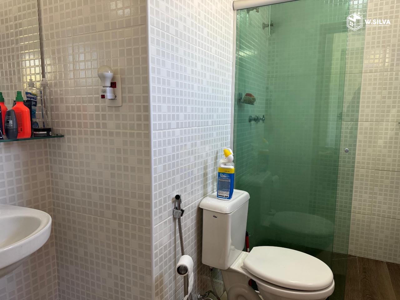 Casa em Condomínio à venda no Condomínio Parque dos Guarantãs: Banheiro da Suíte