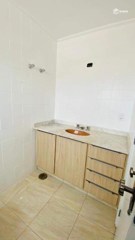 Apartamento à venda no Edifício Ana Lucia: banheiro