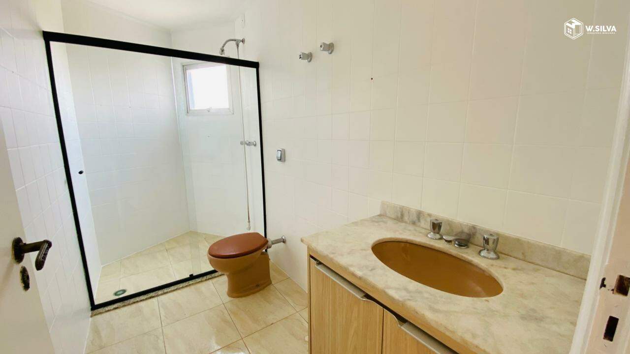 Apartamento à venda no Edifício Ana Lucia: banheiro