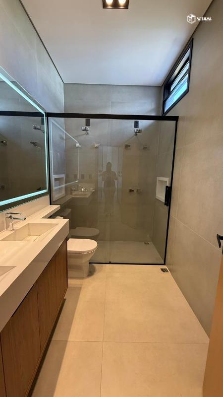 Casa em Condomínio à venda no Condomínio Dona Maria Candida: Banheiro Suíte Master 