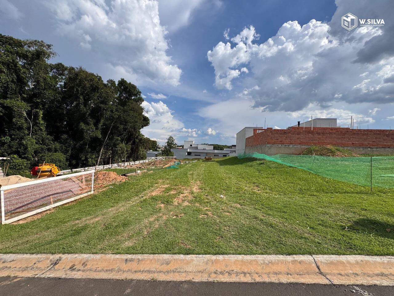 Terreno em condomínio à venda no Residencial London Park: 